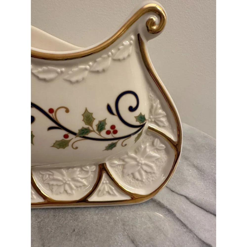 Mikasa Fine Porcelain Holly Sleigh Centerpiece KT410– New in‎ Box